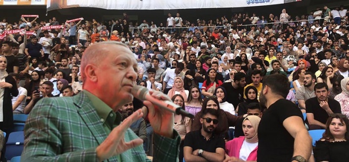 Çorumlu gençler Cumhurbaşkanı Erdoğan'ı Adana'da yalnız bırakmadı!