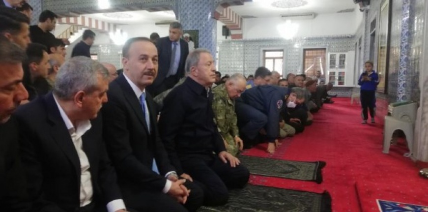 Milli Savunma Bakanı Hulusi Akar bayram namazını Şanlıurfa'da kıldı!